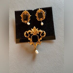 Black onyx earrings and brooch/pin